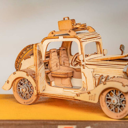 Auto Vintage - Puzzle 3D Legno - Dettaglio della parte laterale dell'auto in legno.