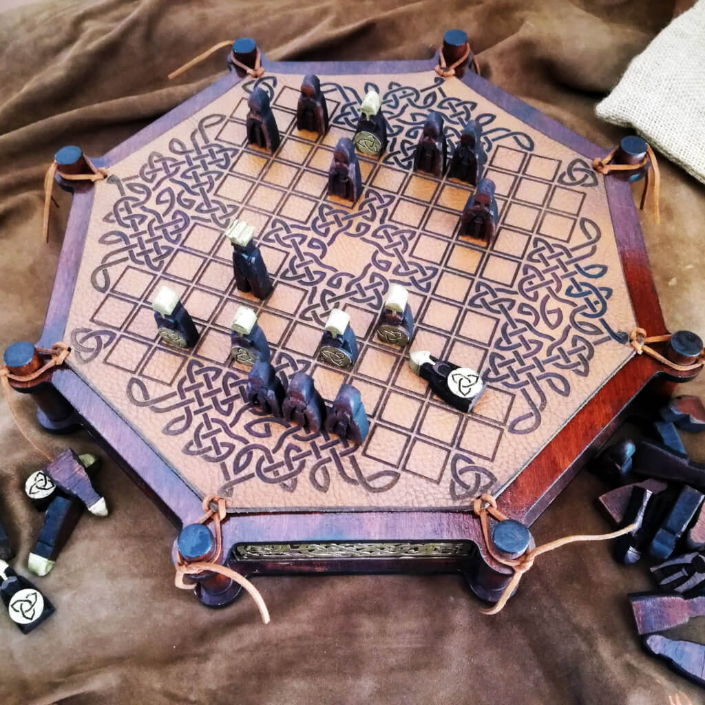 Hnefatafl - Gioco Vichingo - Vista frontale della Tavola da gioco in legno e pelle con pedine in uso.