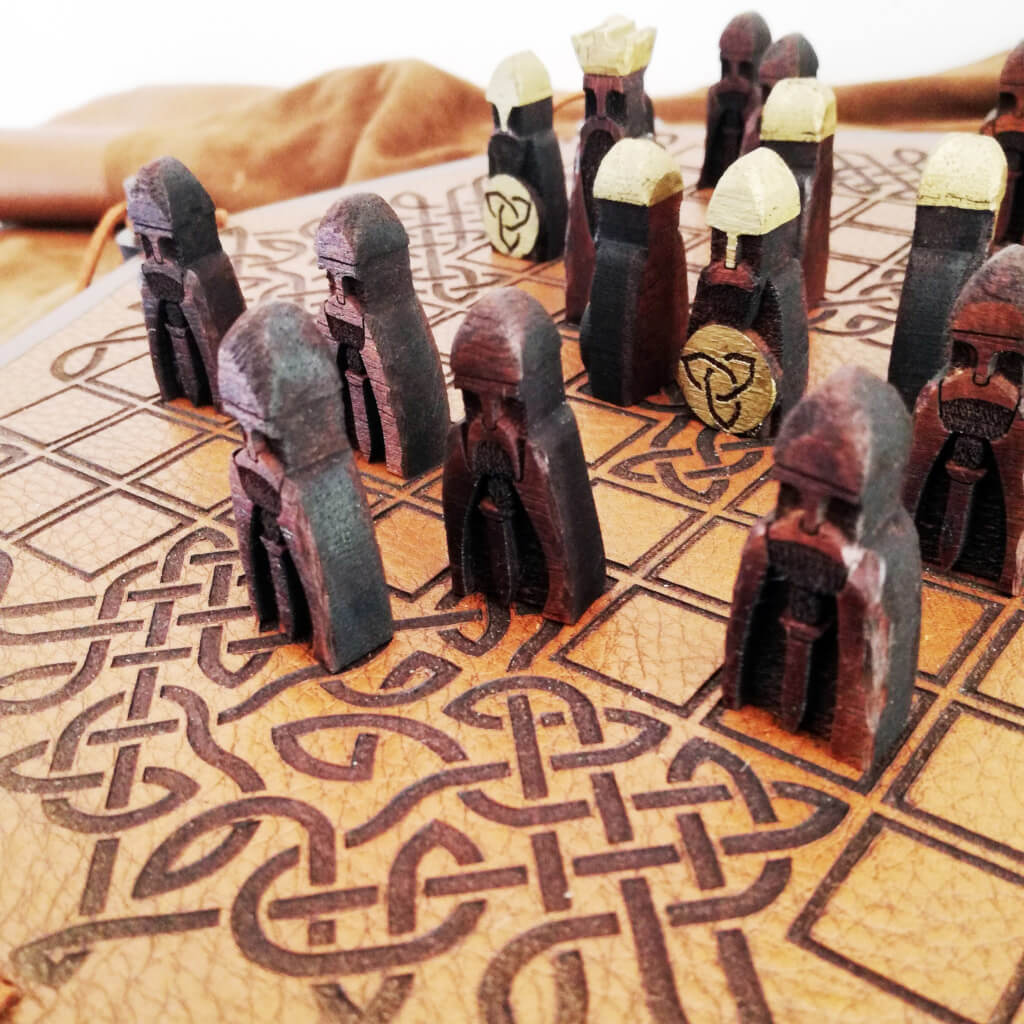 Hnefatafl - Gioco Vichingo - Dettaglio della Tavola da gioco in legno e pelle con pedine in uso.