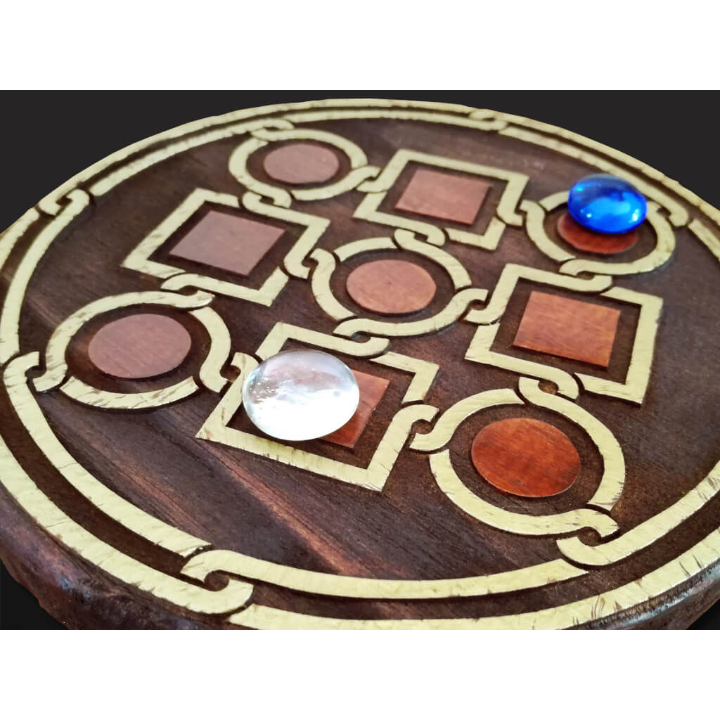 Tria - Gioco Romano e Medievale - Dettaglio della tavola rotonda in Legno con pedine in pasta vitrea di due colori diversi in uso.