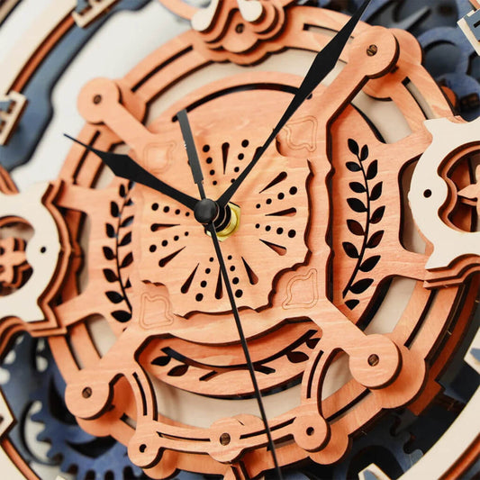 Orologio da Parete Romantic - Puzzle 3D Legno - Dettaglio del quadrante dell'orologio.