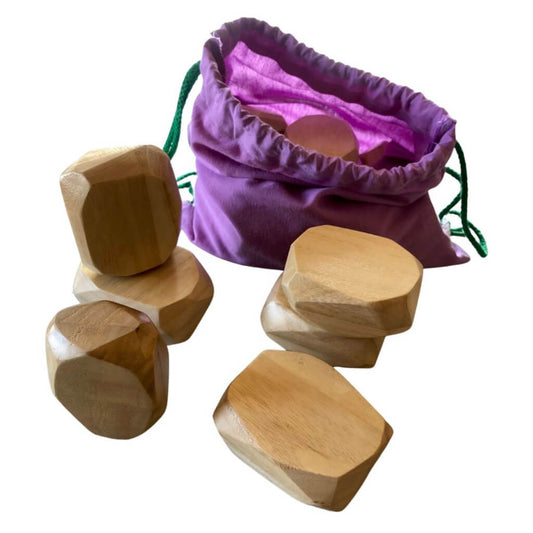 Rocks - Sassi dell'equilibrio in Legno impilati con sacchetto viola.