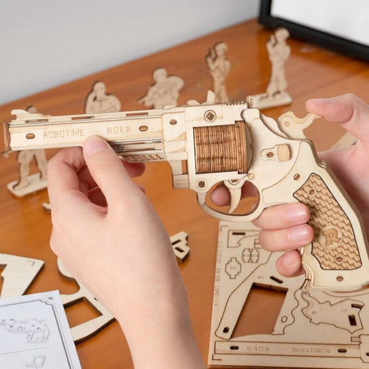 Pistola Spara Elastici - Puzzle 3D Legno - Vista laterale della pistola in legno con soldatini in legno.